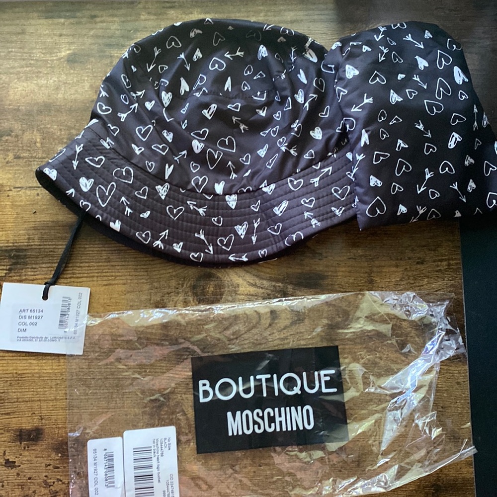 Moschino heart logo bucket hat